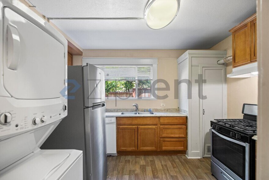 Building Photo - 1613 Pomona St