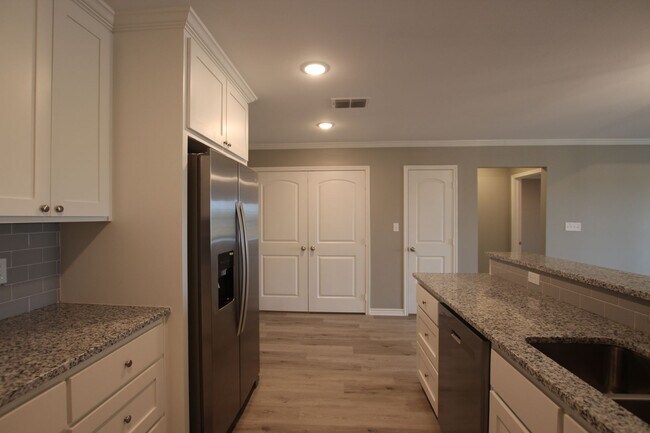Building Photo - 2 Bedroom 2 Bath Townhome! Whitehouse ISD! 1/2 OFF FIRST FULL MONTH