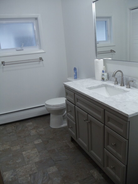 full bath - 376 Miller St