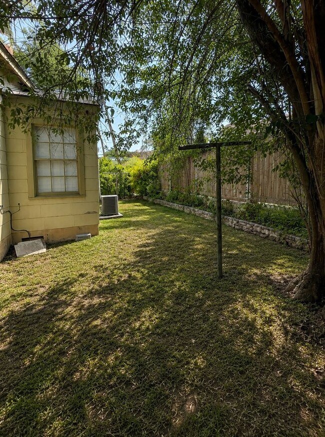 Building Photo - 3bed/1bath House - Two Blocks from Campus