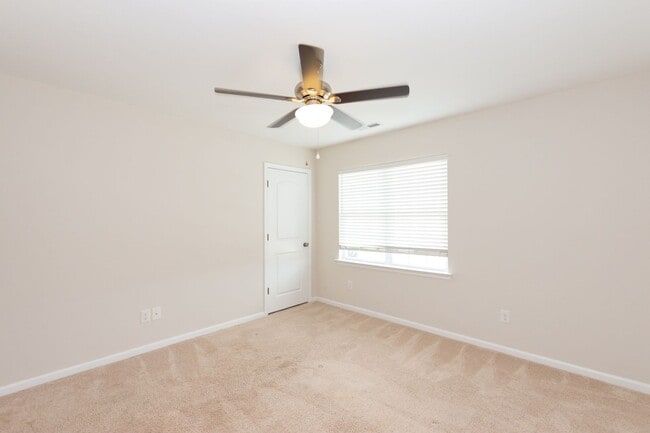 Building Photo - Ready to live close to the beach?