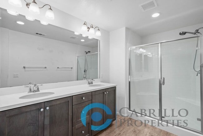 Building Photo - Spacious 3 bedroom Home w/2 car Garage in Vista, Short Drive to the Beach and Freeway access!