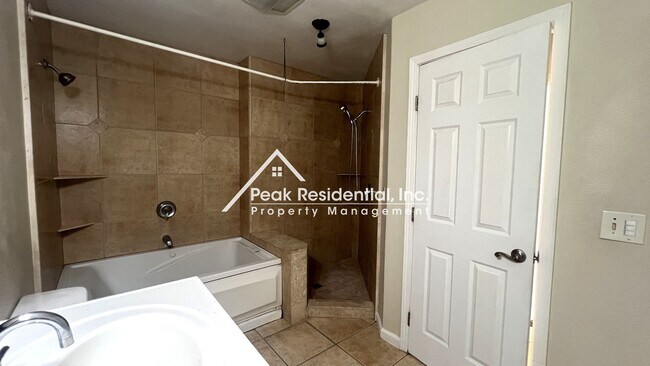 Building Photo - Spacious 2bd/1ba Duplex with Garage near American River College