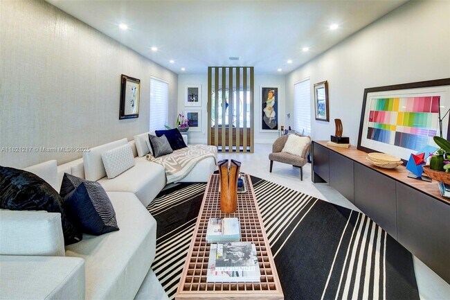 Building Photo - 2020 Alamanda Dr