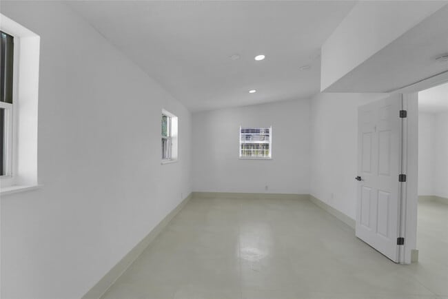 Building Photo - 812 NE 4th Ave