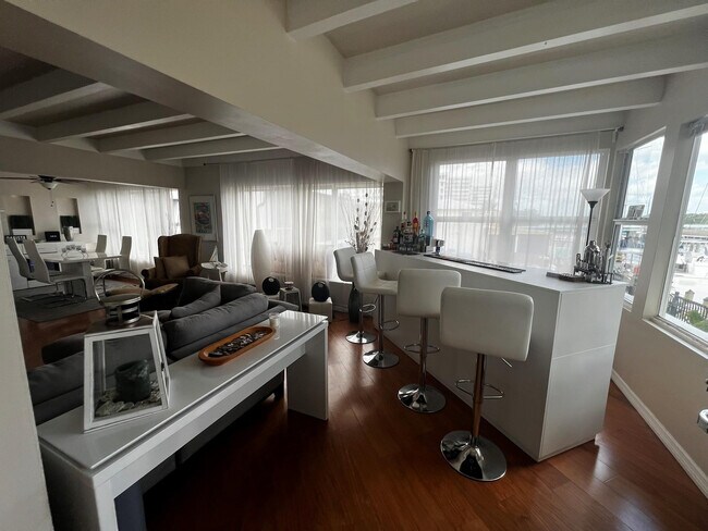 Primary Photo - 904 NE 20th Ave