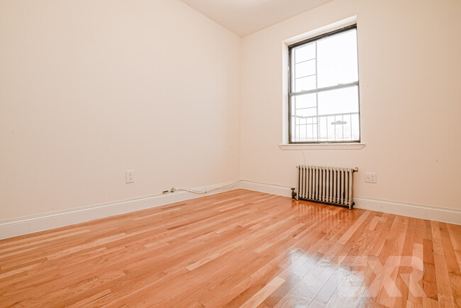 Building Photo - 433 Rogers Ave