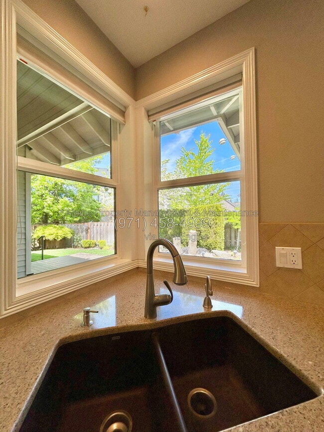 Building Photo - 820 NW Pebble Beach Way