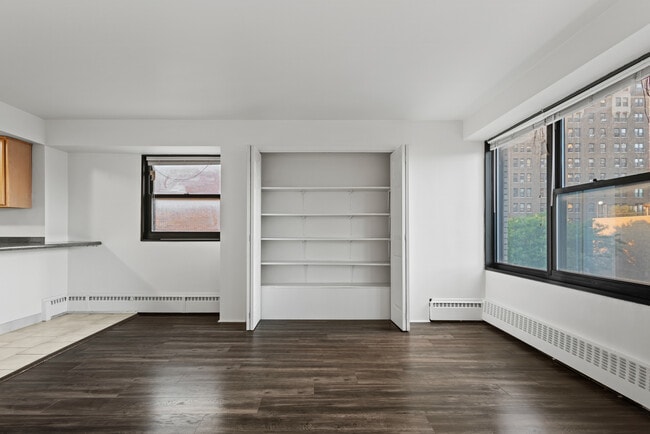 Building Photo - 6030 N Sheridan Rd