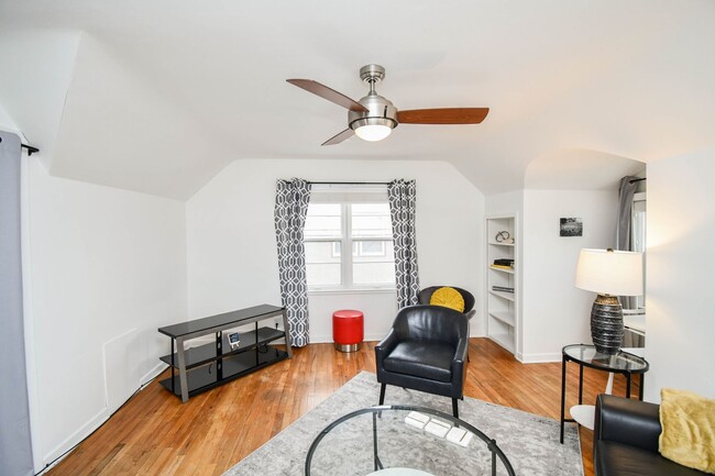 Building Photo - Cozy & Fully Furnished 1-Bedroom Near Sanf...