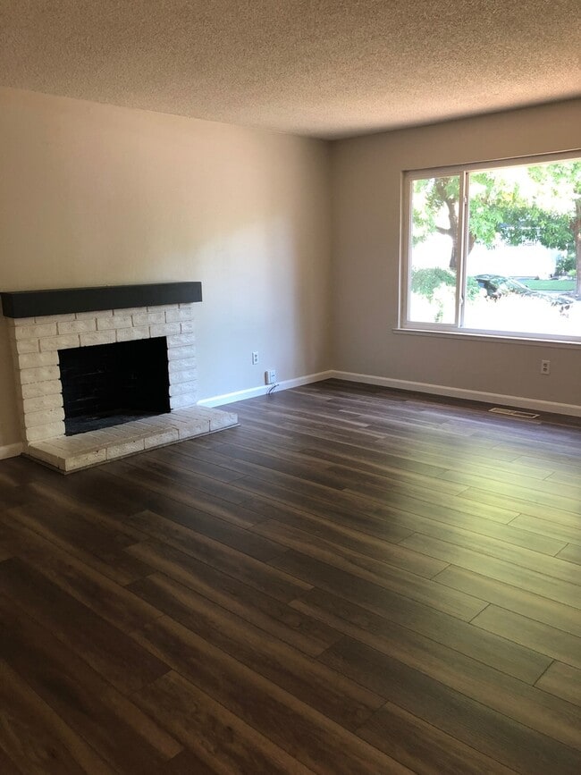 Building Photo - 3 bedroom 2 bath Available Now!