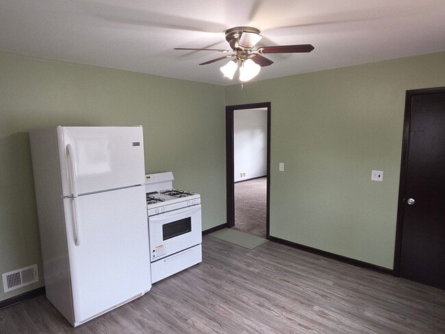 Building Photo - Updated 3 bedroom West Allis upper