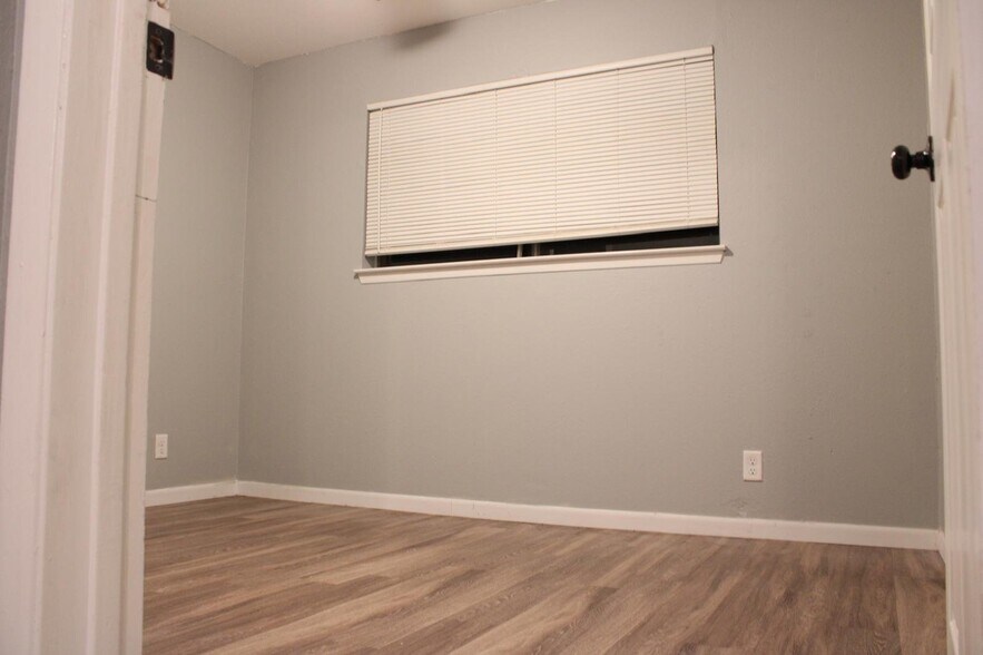 Building Photo - 2912-2914-2914 Bernice Dr