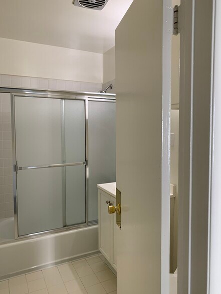 Building Photo - 975 S Barrington Ave