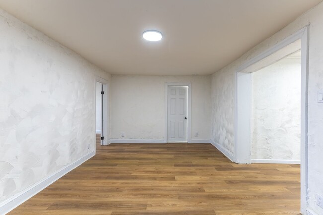 Building Photo - Fully Renovated 3-Bedroom Apartment – Seco...