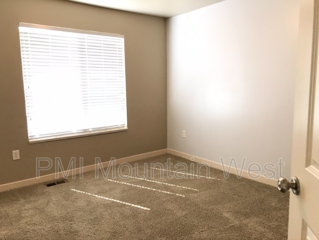 Building Photo - 1039 950 N