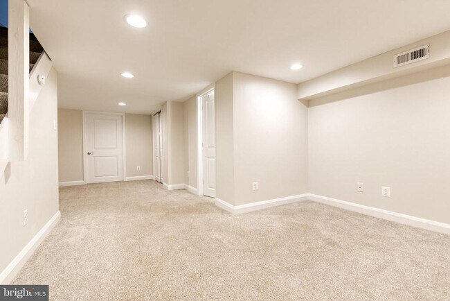 Building Photo - 6843 Dunbar Rd