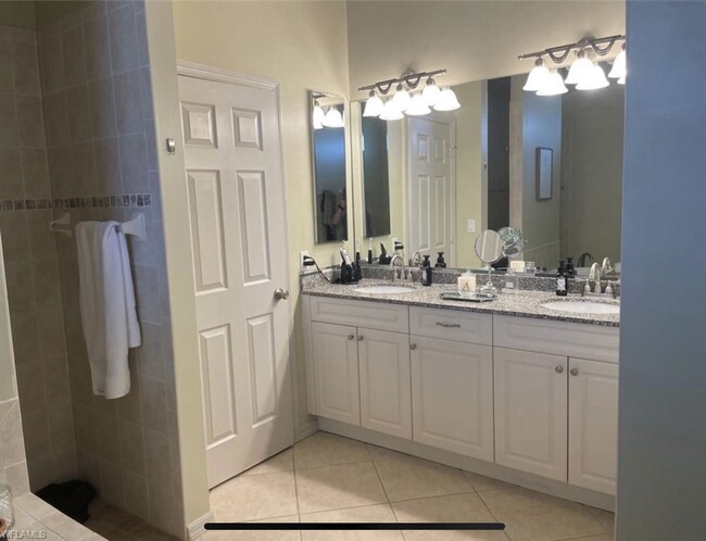 Master bathroom - 627 SW 47th Ter