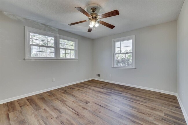 Building Photo - 3 Bed/2Bath home with garage, sunroom, and shed in Martinez