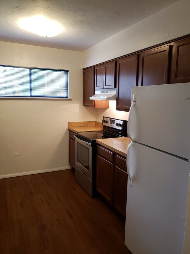 Building Photo - 2 Bedroom 2.5 Bath Townhouse with covered parking