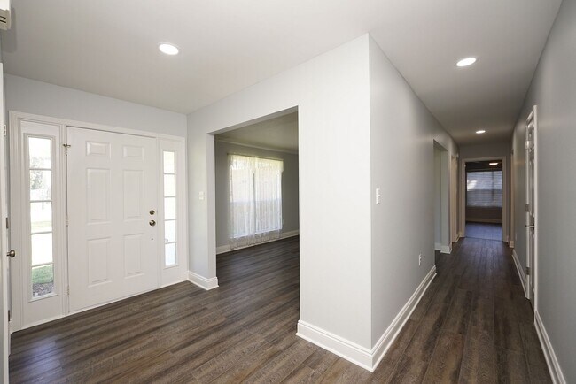 Building Photo - Spacious 5-Bedroom Home in Gated Parkwood ...