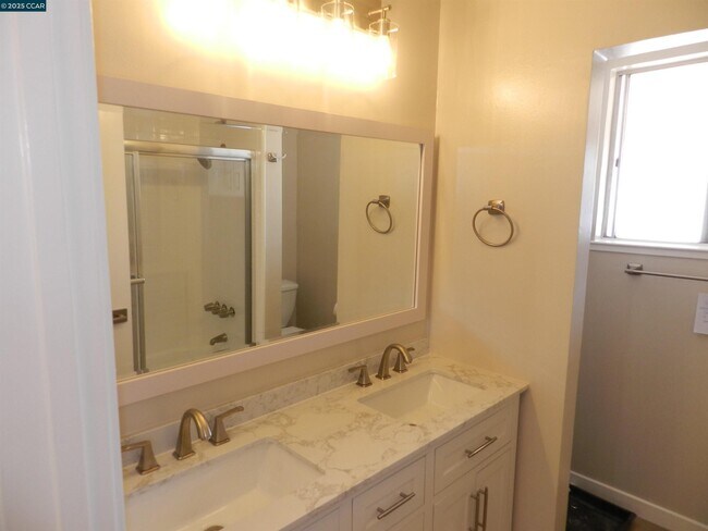 Building Photo - 5519 Roundtree Dr