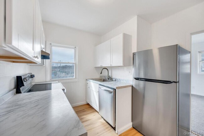 Building Photo - 1550 Montauk Hwy