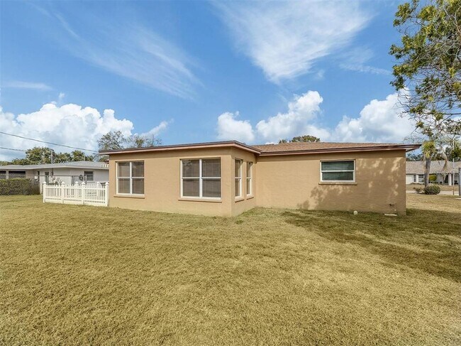 Building Photo - 1215 Mango Ave