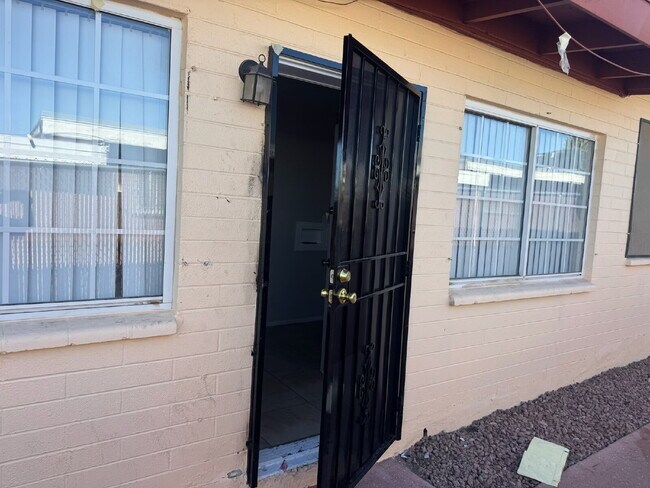 Building Photo - Fresh, Comfortable & Easy to Show!