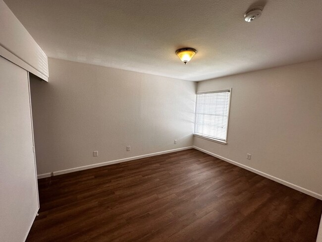 Building Photo - Great 2 Bedroom Townhouse Near UNLV!