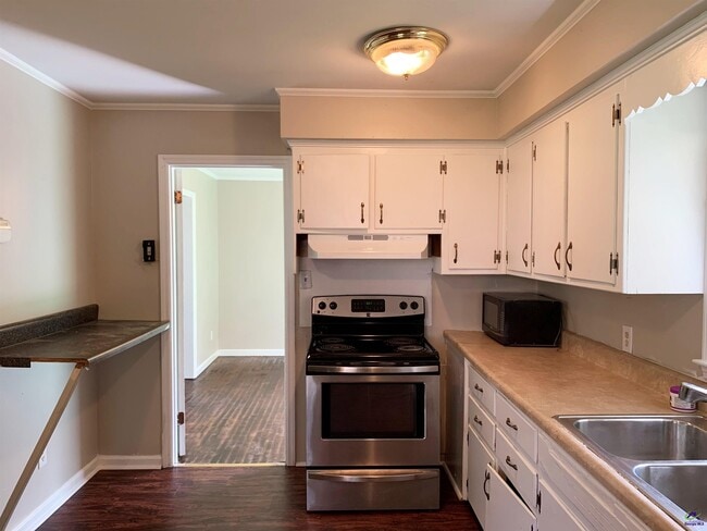 Building Photo - 3240 Commodore Dr