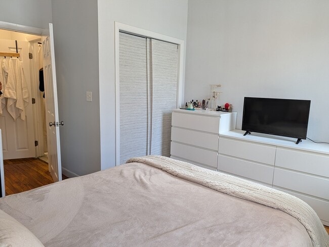 Building Photo - 15 University Rd