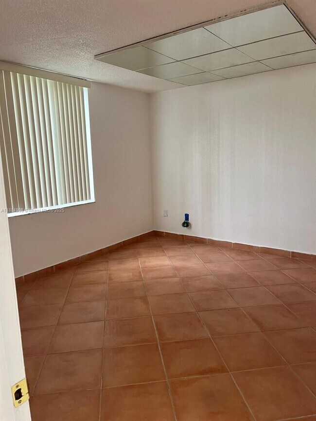 Building Photo - 10000 NW 80th Ct