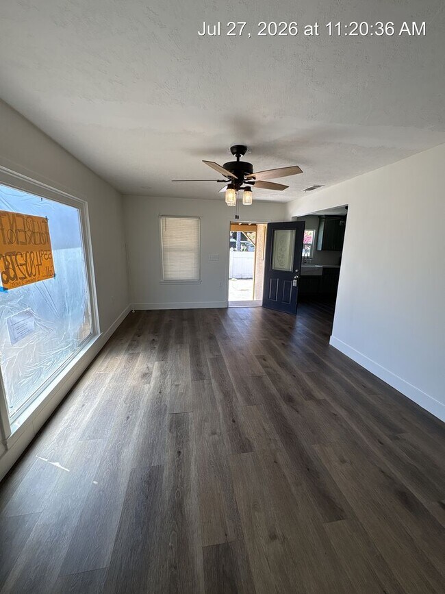 Building Photo - Cozy Home Now Available in Dinuba!!!