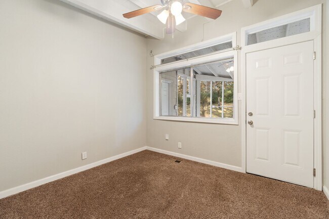 Building Photo - Gorgeous 5 bedroom, 2.5 bath House on a .8...