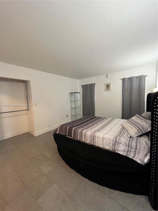 Building Photo - 1750 NE 191st St