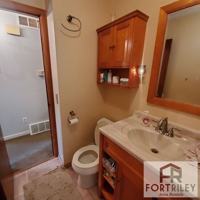 Building Photo - Spacious home for rent!