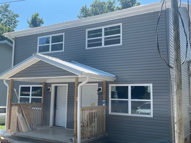 Building Photo - 305 Holliman St