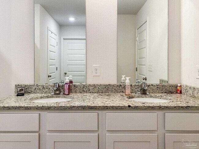 Building Photo - 7368 Lakeside Oak Ct