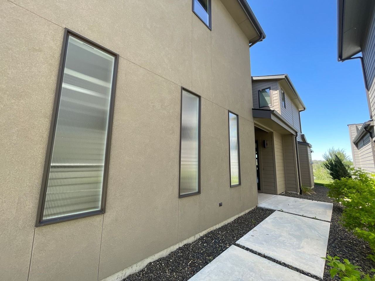 Building Photo - 6845 E Warm Springs Ave