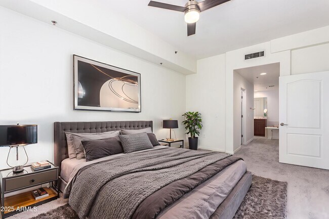 Building Photo - 17 W Vernon Ave