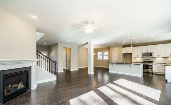 Building Photo - Beautiful & Open 4 Bedroom + 2.5 bath home with Loft!