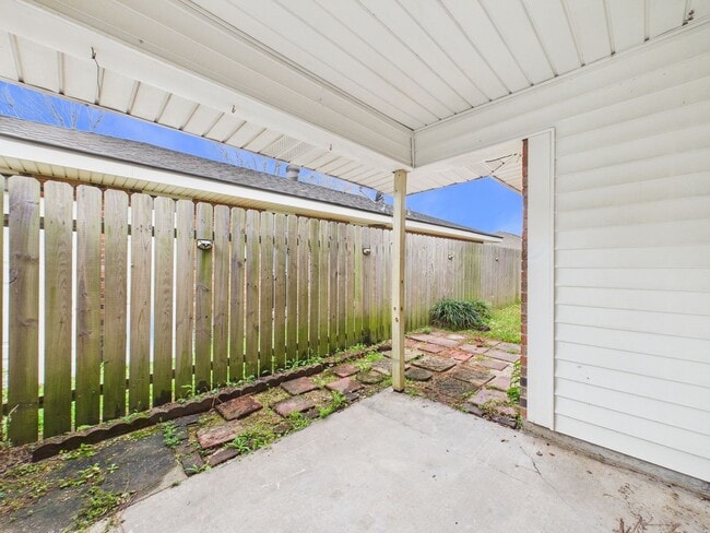 Building Photo - AVAILABLE NOW! 2 Bedroom 2 Bathroom