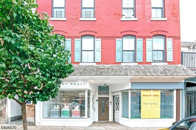 Building Photo - 220 E Broad St