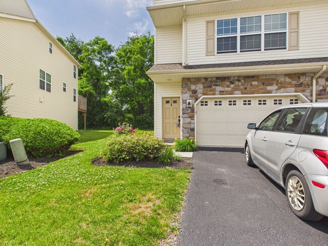 Building Photo - Spacious Townhouse on Mapleton Blvd.