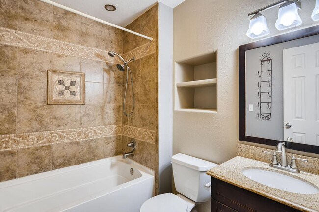 Building Photo - Large 4 bedroom 3bath Home in Colorado Springs