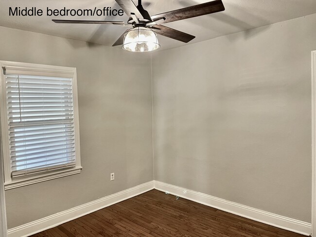 Building Photo - 520 Valmar St