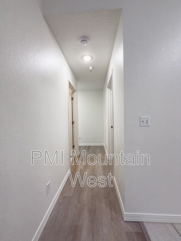 Building Photo - 320 N 500 W