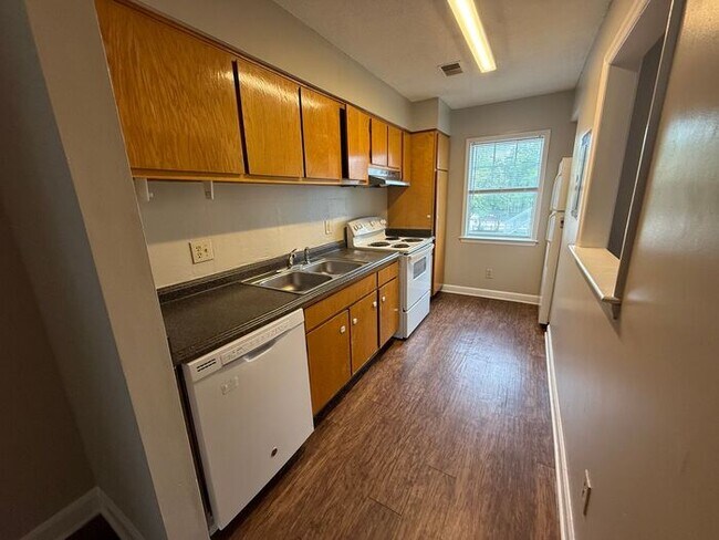 Building Photo - Spacious 2 Bed 2 Bath Town Home near NCSU Available NOW! LEASE NOW AND GET ONE MONTH FREE!