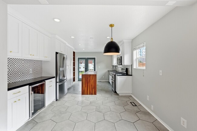 Building Photo - 574 Pugsley St